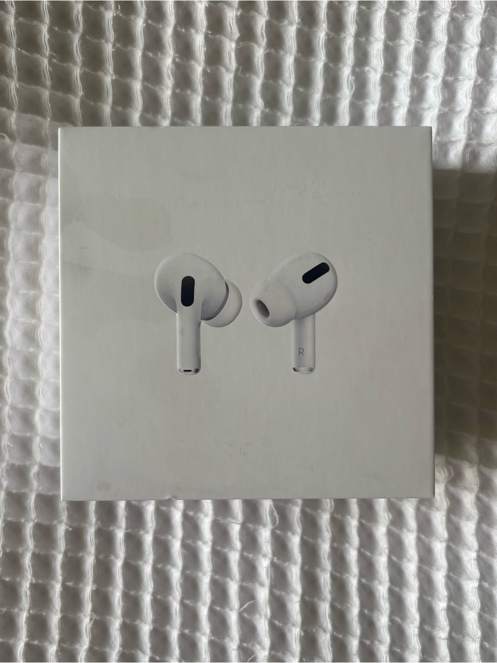 AirPods Pro (1st Gen) with MagSafe Charging Case - Picture 2 of 10